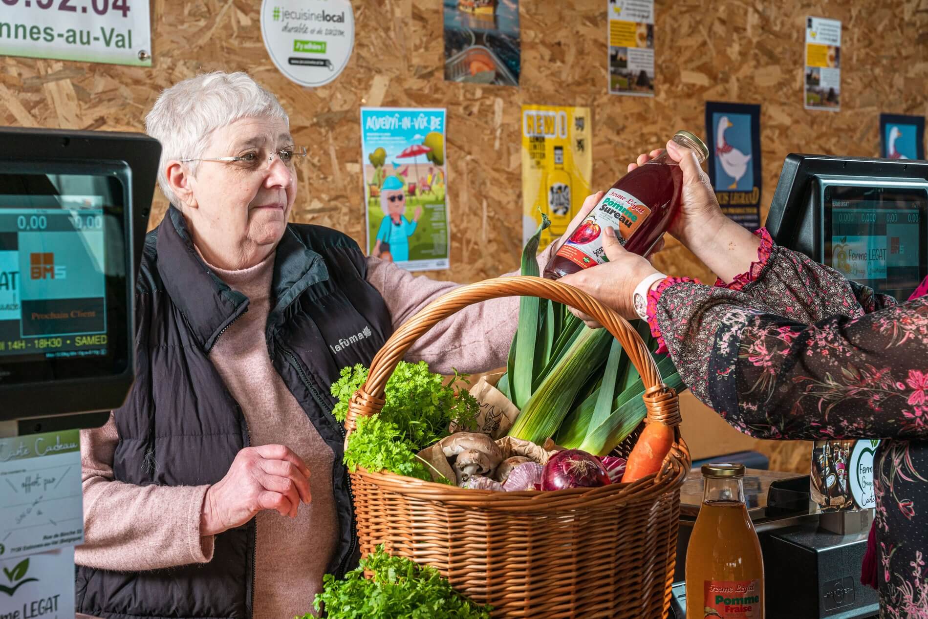 achat d'un panier de légumes et de bouteilles de jus de la ferme legat