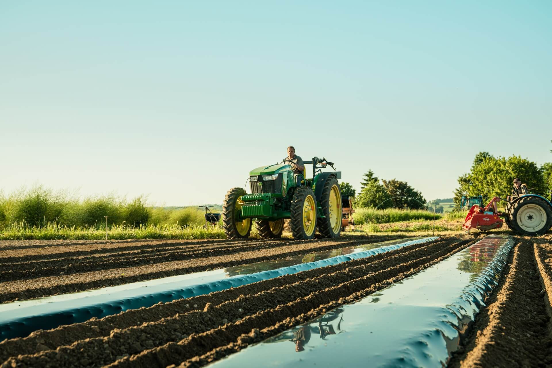 tracteur cultive des champs de la ferme legat