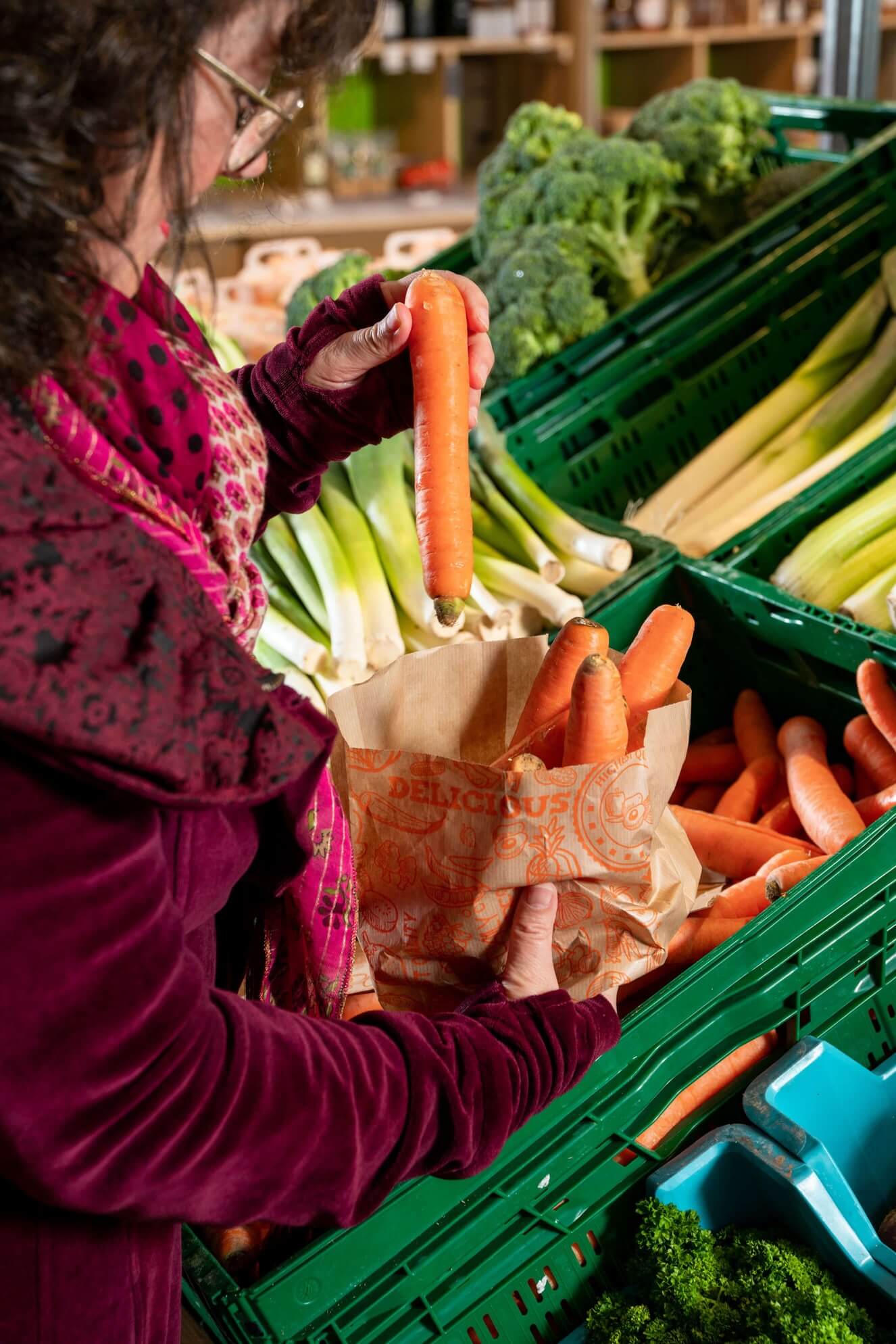 cliente sélectionne des carottes à la ferme legat