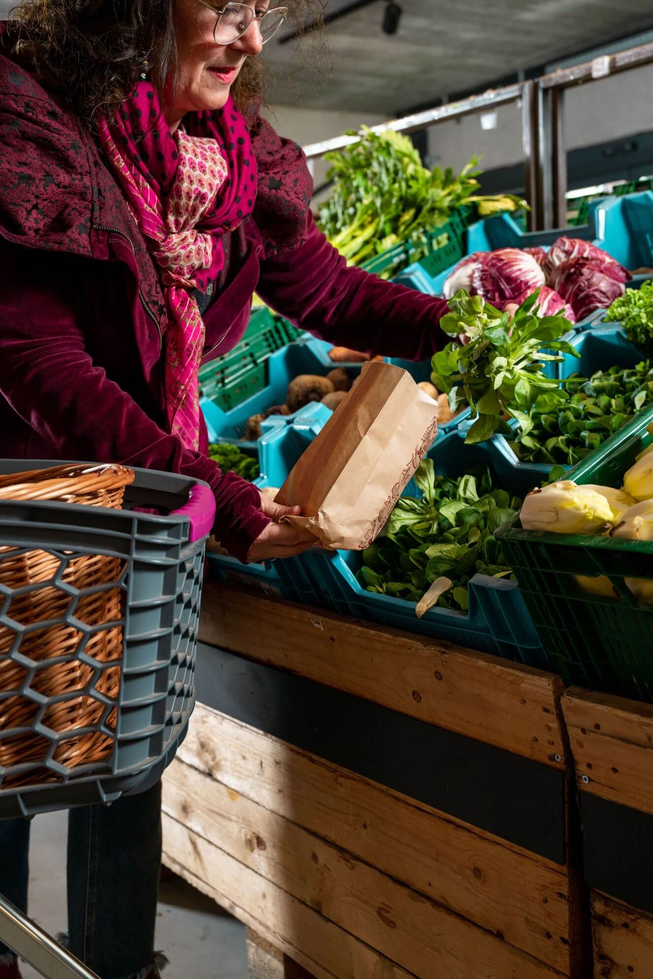 cliente sélectionne des légumes au magasin de la grange gourmande