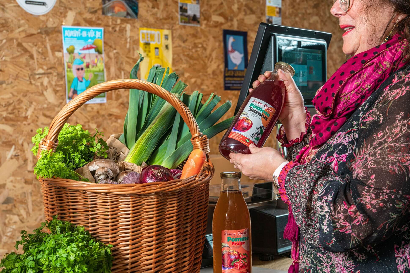 panier de légumes et sélection de jus de la ferme legat